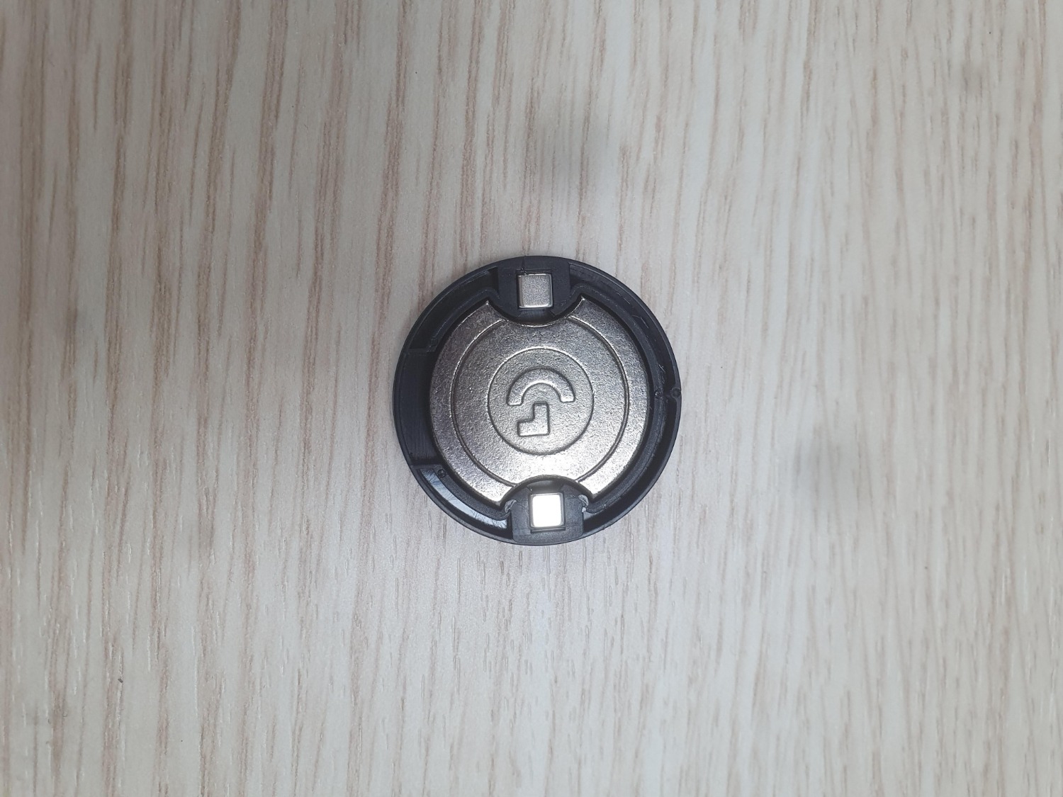 Sau khi anh mở hộp ra thì nhận thấy sản phẩm hình như đã bị sử dụng rồi, cục tạ nhỏ trong con chuột khá cũ, tra số serial number trên thân chuột và trên hộp sản phẩm thì thấy khác nhau, không thấy bất cứ thông tin bảo hành gì trên sản phẩm cũng như trên hộp, không tem. Sau khi anh mở hộp ra thì nhận thấy sản phẩm hình như đã bị sử dụng rồi, cục tạ nhỏ trong con chuột khá cũ, tra số serial number trên thân chuột và trên hộp sản phẩm thì thấy khác nhau, không thấy bất cứ thông tin bảo hành gì trên sản phẩm cũng như trên hộp, không tem.