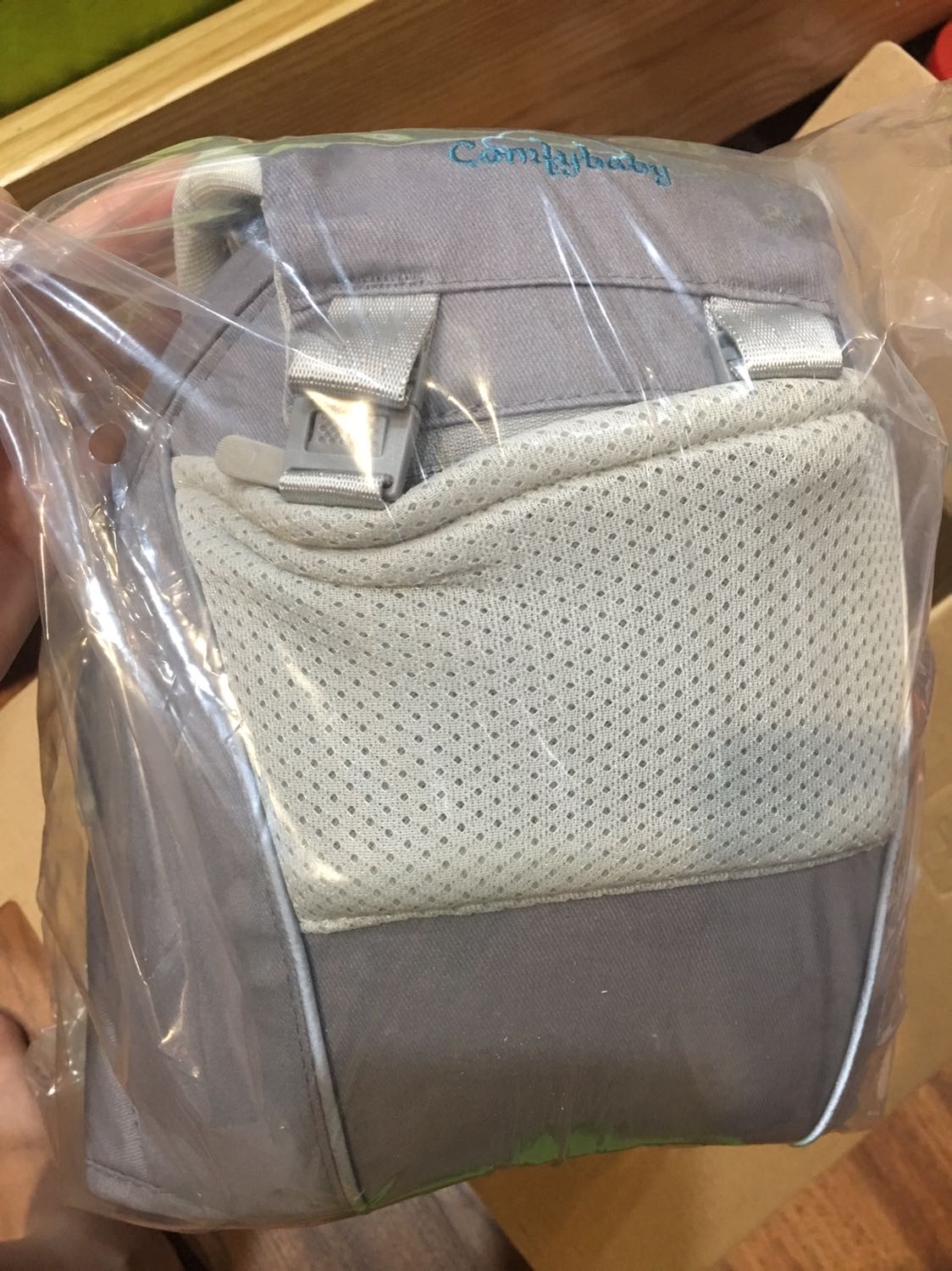 Địu chắc chắn, màu sắc trung tính, chất liệu bằng vải kaki dày dặn, mềm mại. Có mũ trùm che cho bé được nhét gọn phía trong địu.