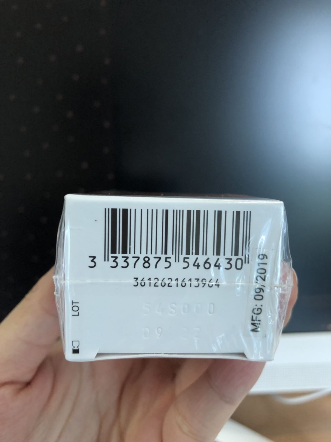 M mua ở Picare, hộp, tem nhãn, gói ghém đàng hoàng, date khá xa. 
Chất kem hơi dính nhưng không làm bóng nhờn, mình bôi từ sáng lúc đi làm đến chiều tối về thấy mặt mũi bình thường, kem không làm lên tông da hoặc giảm tông gì nhé. Chưa thấy dị ứng gì, mong là tương lai vẫn duy trì.
Trước khi mua, m cũng tra mấy chuyên trang web nước ngoài có uy tín xem kem chống nắng nào phù hợp cho bầu (m đang bầu 6 tháng) thì họ đánh giá kem này phù hợp. Hè nắng thế này mà không có kem chống nắng chắc sinh xong là mặt nám xám xịt vào ^^