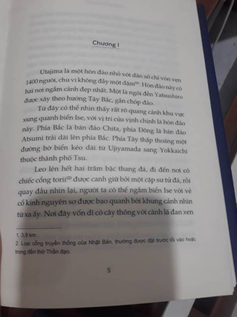 Về vận chuyển:Gói hàng ổn, sách không bị sao hết.
Về nội dung: CẢNH BÁO SPOIL








Lúc đầu chỉ đọc mỗi phần mô tả phần sau sách, mình nghĩ đây là một câu chuyện nói hoàn toàn về tình yêu. Nhưng hóa ra không chỉ là như vậy. Nó nói về biển, về tình yêu biển của nam chính cũng như người dân đảo, nói về niềm hăng say lao động. Biển trong câu chuyện vừa đẹp, vừa đáng sợ. Đáng sợ nhất khi nam chính phải bơi khi trời bão để lấy cái phao cứu sinh. Mình thích nhất mấy cái cảnh tả mẹ nhân vật chính và các cô lặn biển. Các cô khi lặn biển khác hẳn với hình tượng người phụ nữ dịu dàng chuyên tâm bếp núc bình thường. Nó mạnh mẽ và ngông cuồng, hoàn toàn không hề sợ hãi trước biển sâu.