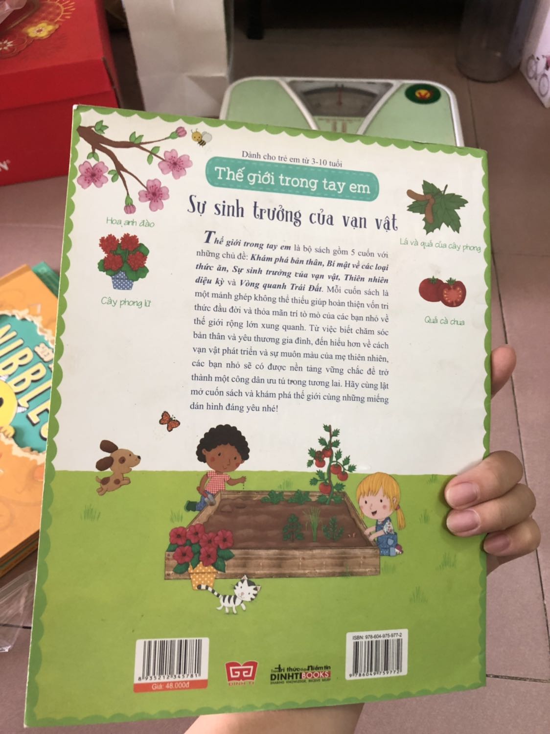 Sách cũ, bụi, bẩn, toàn các vết đen, giấy quăn queo, như sách secondhand, đề nghị Tiki trading đổi  lại sách mới cho tôi