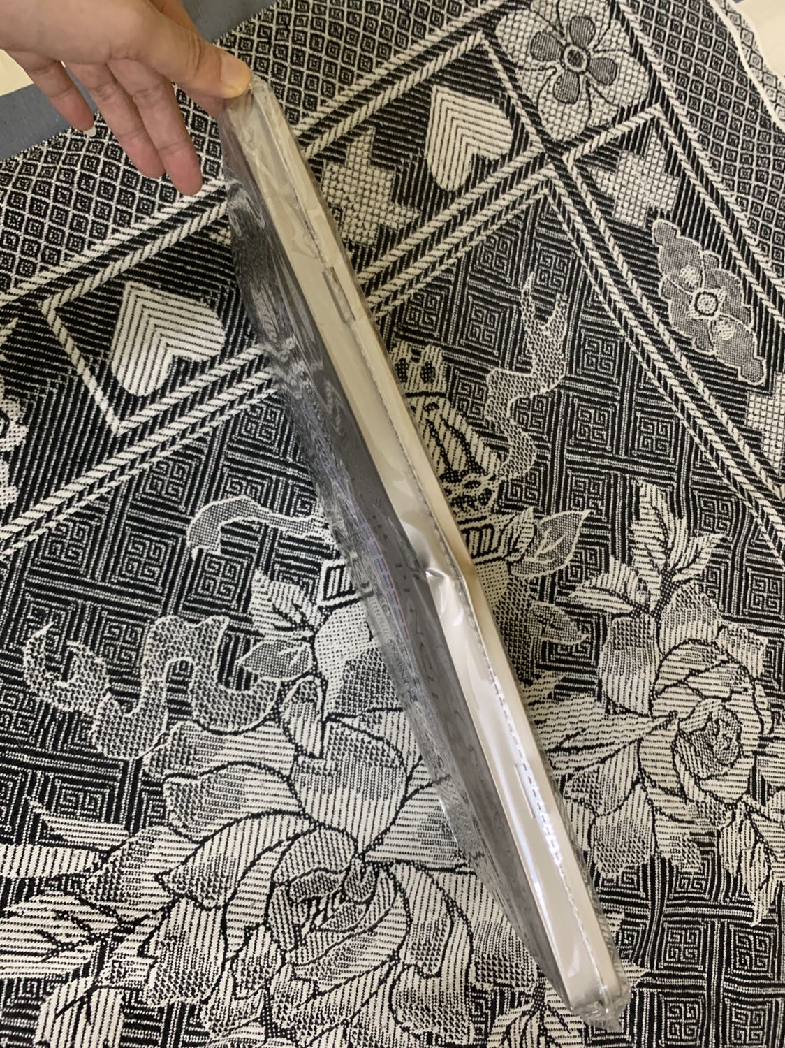 Mấy hôm trc mình cũng mua một hộp 32 màu của shop ko có vấn đề gì. Nhưng hộp 72 màu mình mua thêm vừa nhận hàng hôm nay bị méo gập ở giữa, rất xấu làm cho hộp bút ko thể đóng lại, bút màu cứ rơi ra ngoài. Shop vui lòng đổi lại cho mình dc ko?