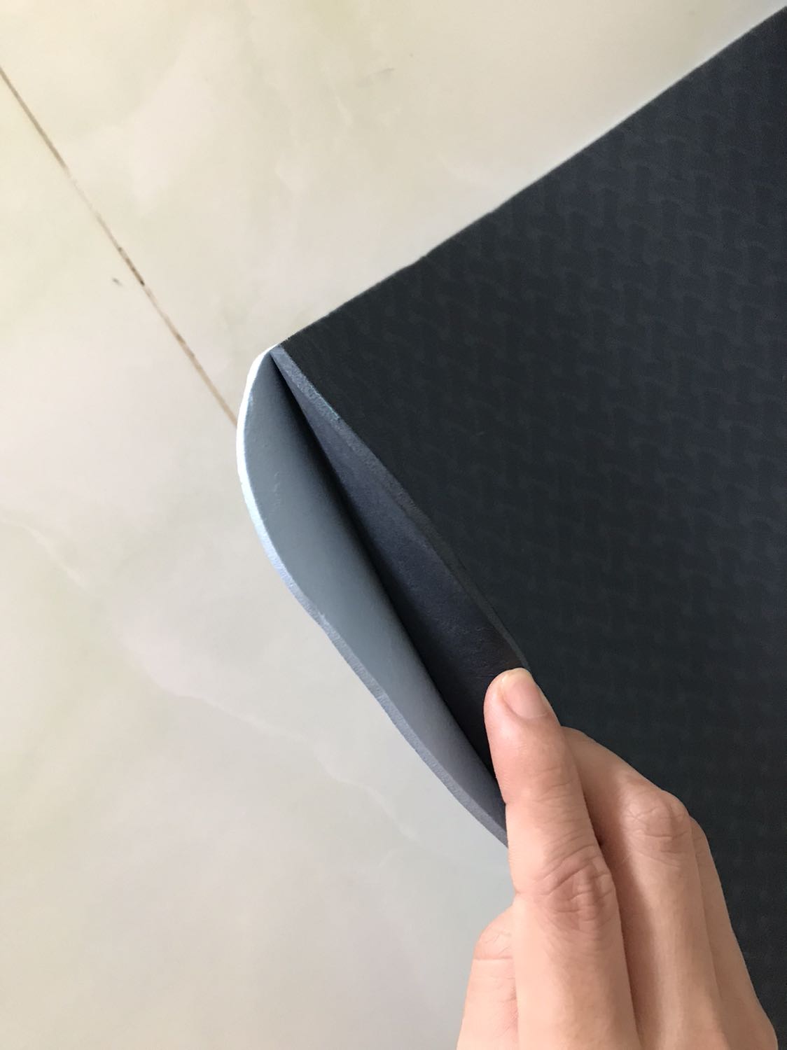 Thảm móp vài chỗ. Góc thảm bong keo. Dịch này điều kiện đi lại khó khăn. Mong shop lựa chọn sản phẩm tốt để khâu giao nhận đỡ vất vả. 
Mình mua hàng tiki nhiều lần nhưng lần này quá thất vọng