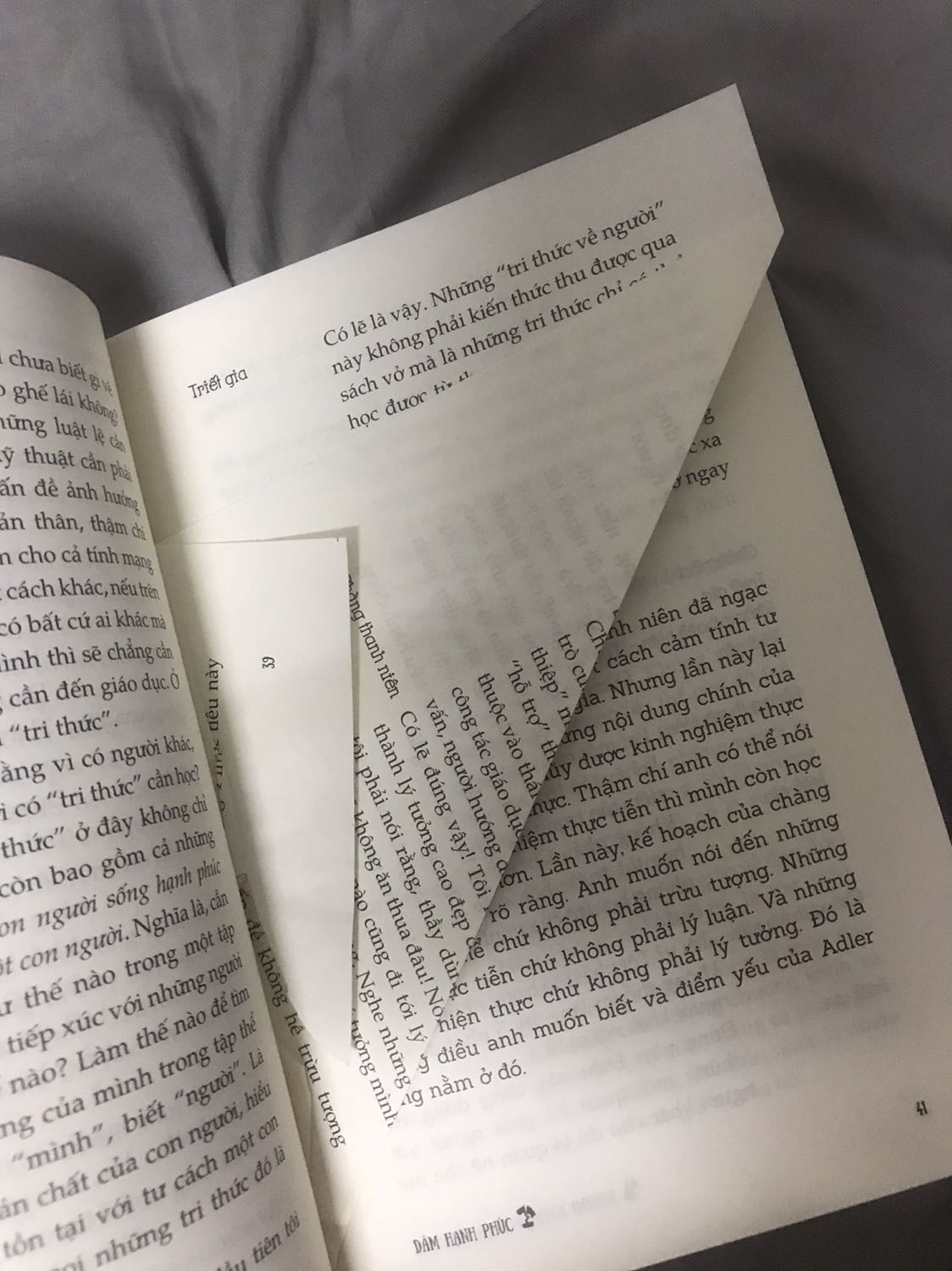 Mình thích cuốn Dám Bị Ghét nên mới mua cuốn này, nhưng vừa lật ra thì thấy 1 trang bị gập lại dính vào gáy sách luôn, mình là người khá dễ tính cong 1 xíu hay rách 1 xíu mình sẽ ko để ý, nhưng cái này làm mình bực thực sự vì nó làm mất nội dung 1 trang luôn, mình ráng tách nó ra nh ko được ;-; cảm thấy tuột mood đọc luôn í huhu, mong là sau này in ấn đóng sách cẩn thận hơn trùi ui buồn héo úa