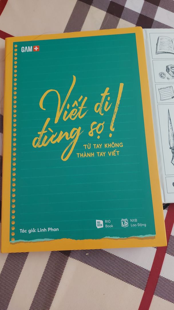 Sách giao nhanh, mình đặt tầm 3,4 ngày là tới. Chất lượng sách tốt, bìa dày, mình rất thích sách của chị Linh Phan. Tuy nhiên đơn sách mình có bookcare nhưng sách tới thì không được bọc bìa. Số lượng bookcare trên app vẫn bị trừ 😭😭😭 Tiki xem lại giúp mình