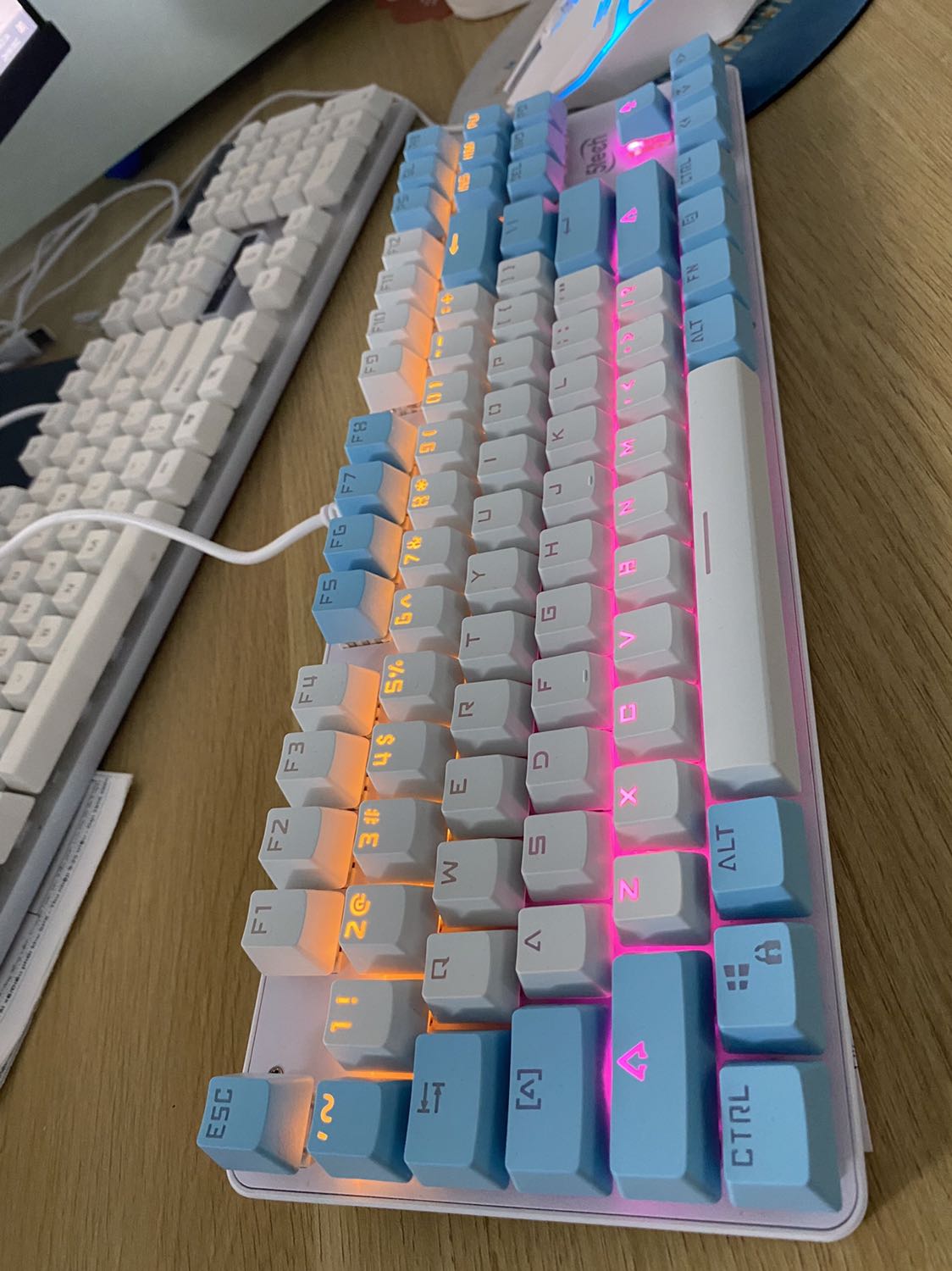 rất thích cái bàn phím này, bàn phím sài ngon, giá ok, gõ tách tách , đủ kiểu nháy đèn , bàn phím oke lắm shop. 5sao rất thích cái bàn phím này, bàn phím sài ngon, giá ok, gõ tách tách , đủ kiểu nháy đèn , bàn phím oke lắm shop. 5sao