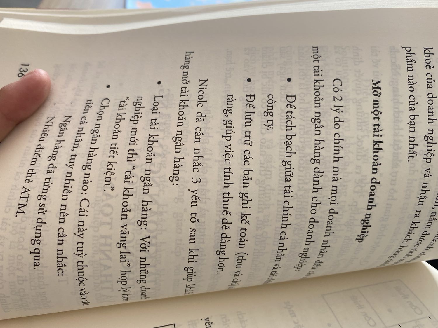 Khi quét mã không ngờ được nói chuyện với tác giả. Tác giả rất dễ thương và nhiệt tình, anh còn chia sẻ, giải đáp những thắc mắc khó khăn mà mình hỏi nữa. Sách rất hay và thực tế, dễ áp dụng, sẽ ủng hộ sách của anh thêm