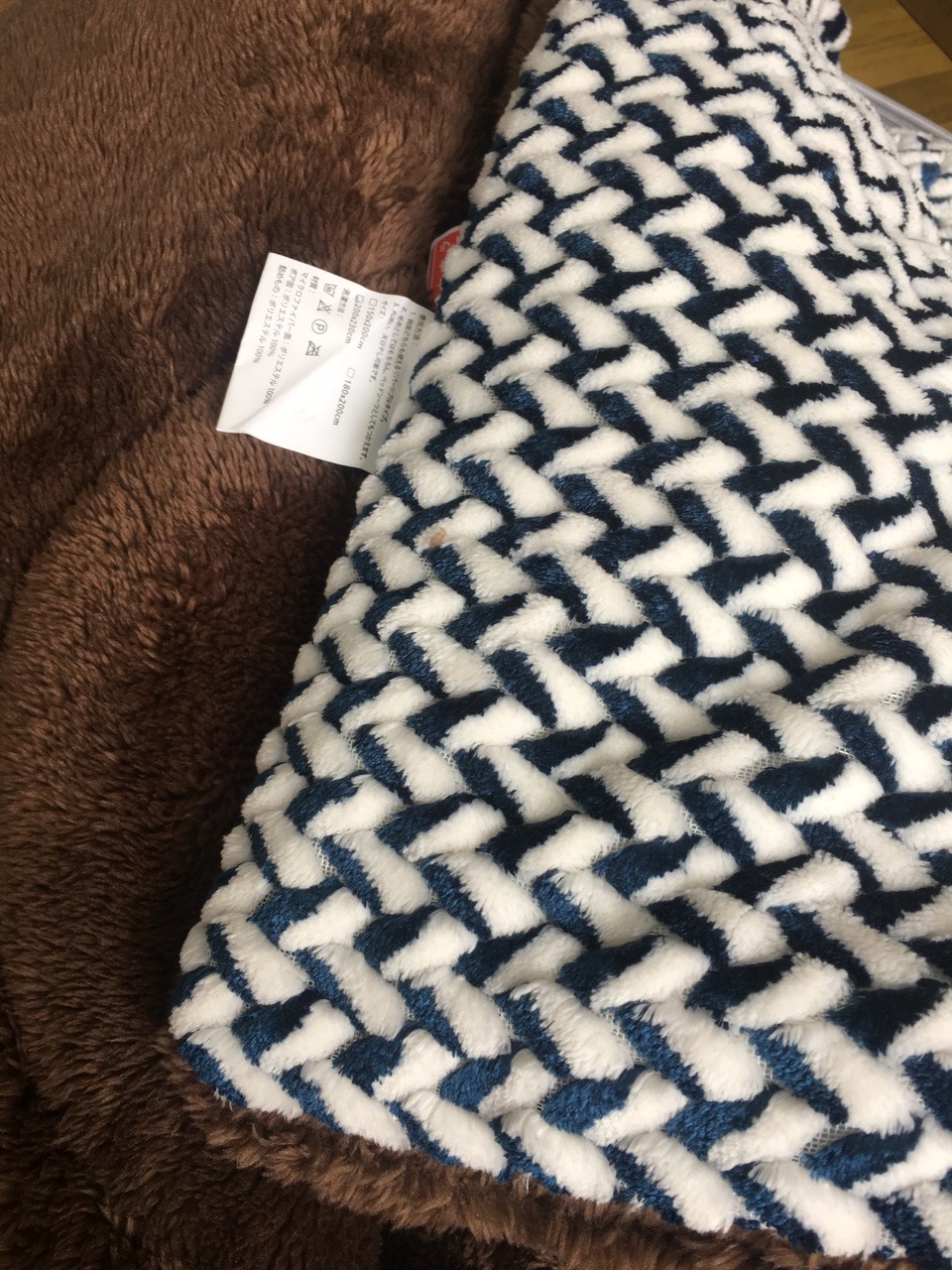 Cô đã mua và cả nhà đều khen chăn quá đẹp, mềm nhẹ và ấm. Lại còn rất đẹp nữa. Giá hơi mắc nhưng đúng là tiền nào của đấy