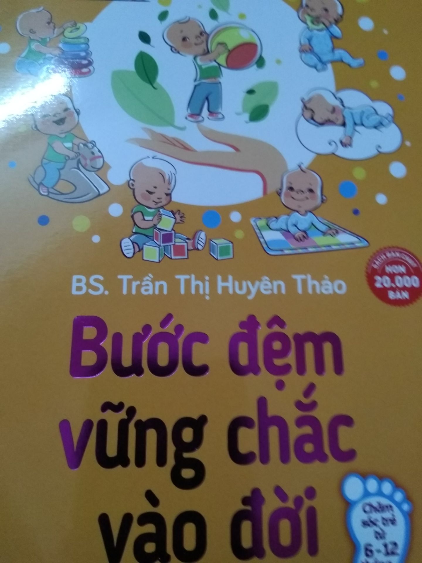 Cuốn sách được viết với giọng văn gần gũi, dịu dàng và dễ thương. Các thông tin được bác sĩ Huyên Thảo viết ra đều là các thông tin y khoa chính xác và kèm theo đường dẫn để độc giả tự tra cứu. Cuốn sách được viết với giọng văn gần gũi, dịu dàng và dễ thương. Các thông tin được bác sĩ Huyên Thảo viết ra đều là các thông tin y khoa chính xác và kèm theo đường dẫn để độc giả tự tra cứu.