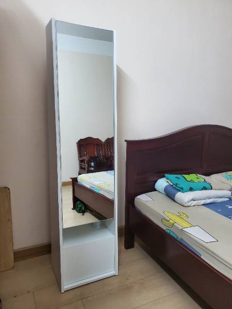 Tủ tiết kiệm diện tích, tối giản, phù hợp với nhiều không gian. Hàng mình nhận có gặp vấn đề về gỗ và khâu lắp ráp, nhưng đều được shop hỗ trợ nhiệt tình.