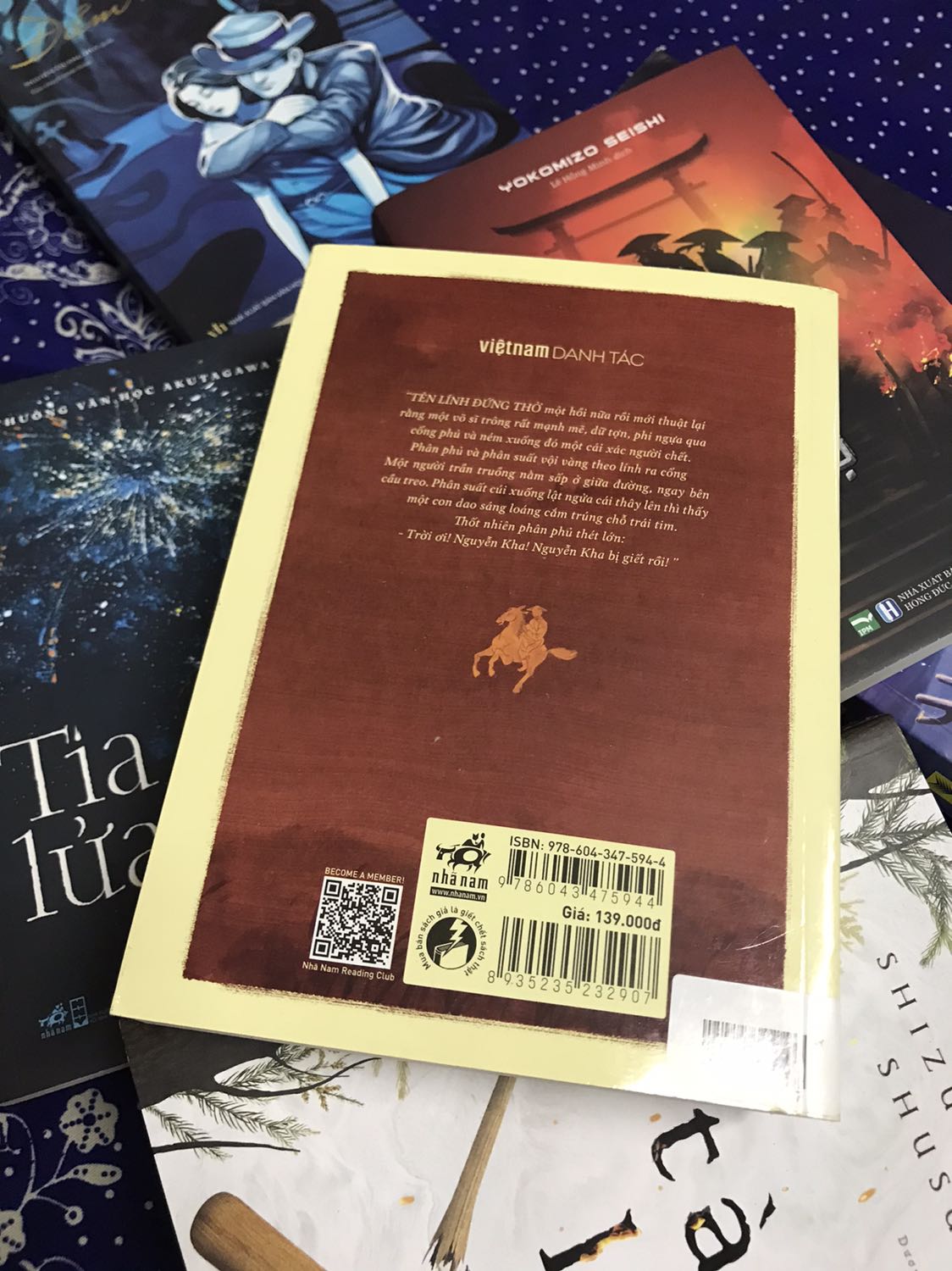 Tôi yêu lịch sử, yêu những người hùng áo vải Tây Sơn. Yêu những trang sử chói lọi về những bước chân Tây Sơn thần tốc đại phá quân Thanh, đánh cho Tôn Sĩ Nghị, Sầm Nghi  Đống hồn siêu phách lạc. Cho nên, đến với Tiêu Sơn Tráng Sĩ, một cuốn tiểu thuyết võ hiệp hư cấu về những kẻ sĩ trung thành với triều đình nhà Lê đang suy tàn chỉ như tìm hiểu thêm 1 lát cắt lịch sử dưới 1 góc nhìn khác, góc nhìn của triều đình chính quy chứ không phải phường nông dân khởi nghĩa Tây Sơn.

Khải Hưng viết Tiêu Sơn Tráng Sĩ với cách hư cấu hoá nhân vật lịch sử, truyện không hề khô khan mà ngược lại, rất mượt mà, nhiều đối thoại để lột tả tâm tư chí hướng, nhiều cảnh thiên nhiên thơ mộng  nhưng hùng vĩ để thể hiện sự lạc quan, nhiều phong tục đời sống con người thời đó sao cho truyện lột tả được cái hồn, cái sinh động của một giai đoạn trong lịch sử.

Phạm Thái, nhân vật chính trong tiểu thuyết là đại diện cho 1 lối sống: “không thành công cũng thành nhân”, một quan điểm sống tích cực, hết lòng cho lý tưởng, cũng như từng khoảnh khắc của hiện tại. Phạm Thái còn là hình ảnh quy chiếu của những tri thức trẻ làm cách mạng, xem thường hiểm nguy, vì tổ quốc, lý tưởng mà sẵn sàng hy sinh tuẫn tiết. Như các bạn thấy, triều Lê suy tàn, TÂY SƠN thuộc về lịch sử, còn Tiêu Sơn Tráng Sĩ với Phạm Thái, Trương Quỳnh Như…thuộc về văn chương. Cứ thưởng thức thôi, mất gì đâu. Một tiểu thuyết võ hiệp hay và đáng đọc của Khái Hưng.