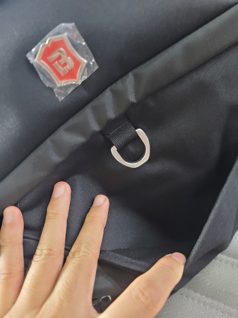 Balo chính hãng đẹp, chất liệu chắc chắn. Ngăn laptop có đệm sẵn, mình ko phải dùng thêm túi chống sốc nữa. Rất đáng tiền.