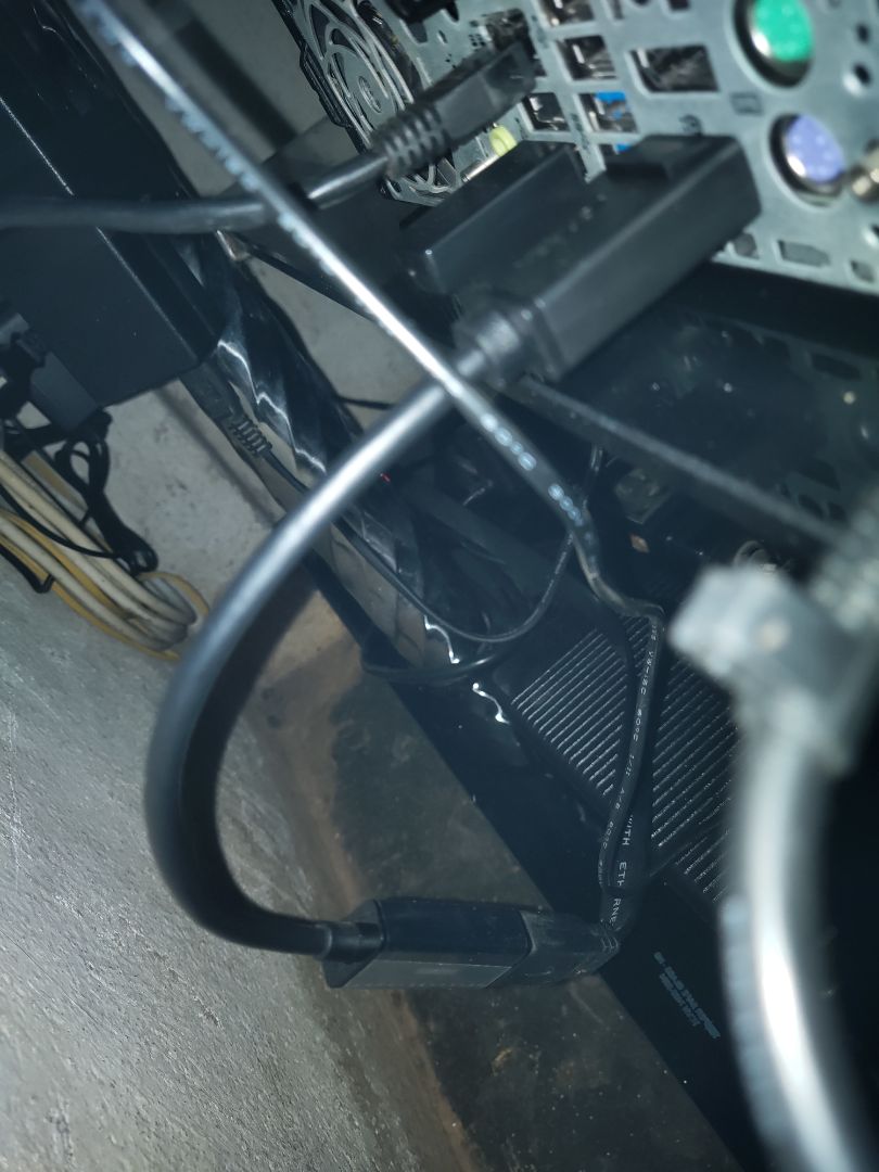 Xuất 4k ra tivi hơi nhiễu, có thể do cable HDMI không đảm bảo chất lượng, còn lại mọi thứ đều ổn, cắm Tiny PC kết nối với Tivi 1 phát nhận divice luôn.