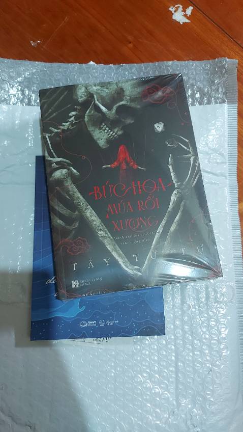 Thấy hàng đẹp nhưng giao lỡ hẹn, đóng gói xơ sài, may không ở miền Nam chứ nhận được hàng là mình tiếc sách lắm vì chẳng may có móp góp sách của mik Thấy hàng đẹp nhưng giao lỡ hẹn, đóng gói xơ sài, may không ở miền Nam chứ nhận được hàng là mình tiếc sách lắm vì chẳng may có móp góp sách của mik