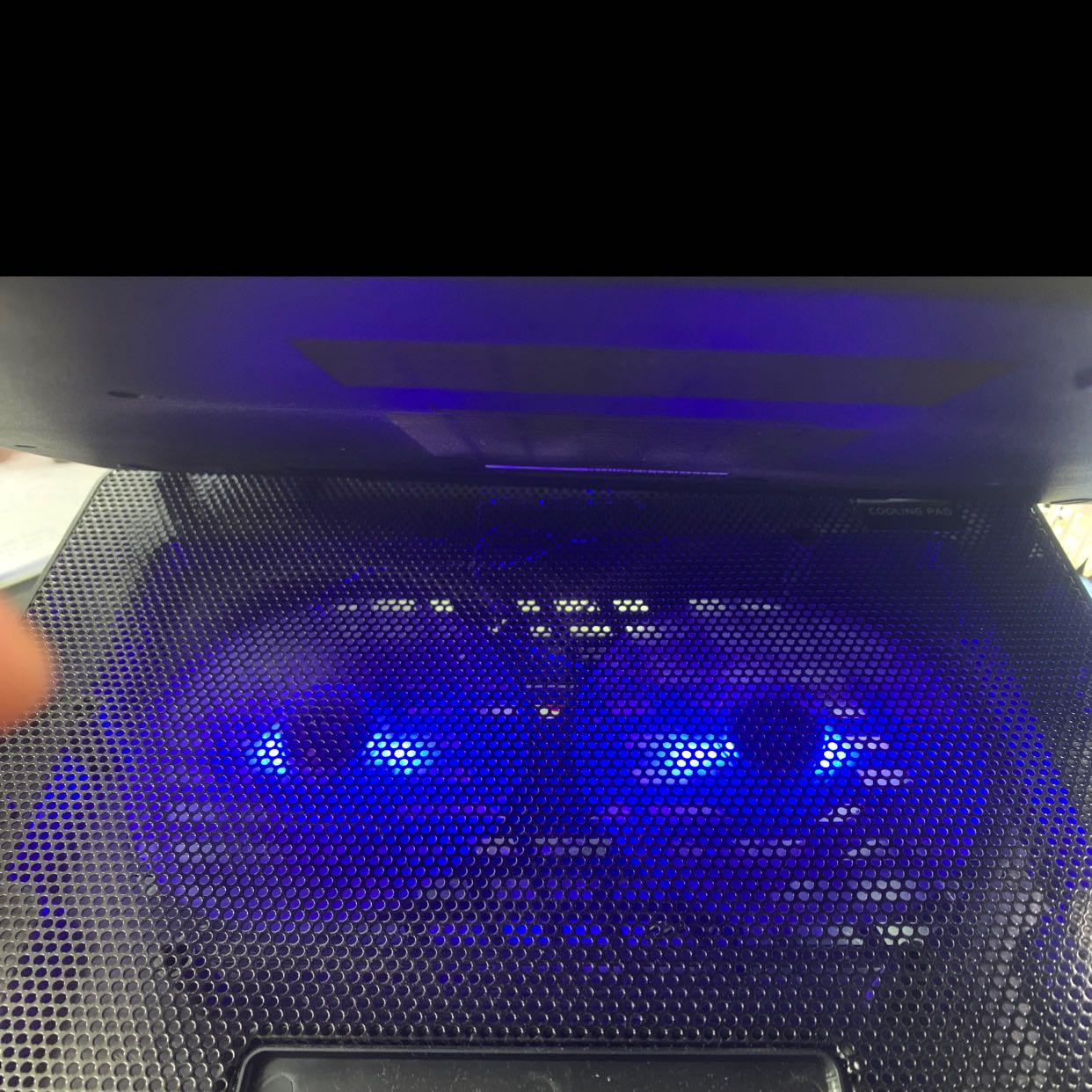 Đế tản nhiệt chạy êm ru, sờ vào máy không còn nóng ran như trước, cảm thấy rất yên tâm khi sử dụng. Shop gói hàng cẩn thận. Nhân viên giao hàng ok lắm!