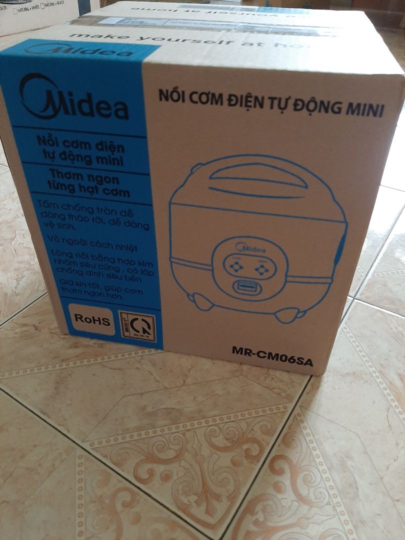 sp đc đóng gói cẩn thận, giao hàng nhanh chóng. Nồi mới tinh chưa khui hộp lun. Nấu 2 cốc gạo 2 ng ăn tầm 40' là cơm chín. Sau khi nồi bật chuyển sang chế độ warm tầm 10 15' thì mở nồi đảo cơm chút, nhấn lại về chế độ cook rồi đợi cơm bật lại là ok. ai thích xém xém tí cháy thì nhấn lại. còn ko cứ để nguyên tầm 30~40' tùy lượng gạo là ok. Nồi đầy hơi, cơm giữ nóng lâu. Thích hợp nhà 1~2 ng.