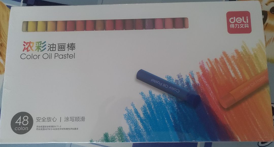 Hộp bằng giấy nên khi vận chuyển bị móp méo quá. Mua làm quà tặng nên không thể mở ra xem bên trong màu có bị sao không.