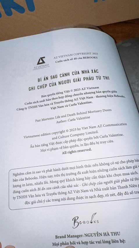 Lần đầu đọc sách có liên quan tới pháp y không phải do người Trung Quốc viết. Cách hành văn có khác nhưng vẫn cuốn. Nội dung có liên quan tới học thuật pháp y nhiều hơn so với các nhà văn Trung Quốc.