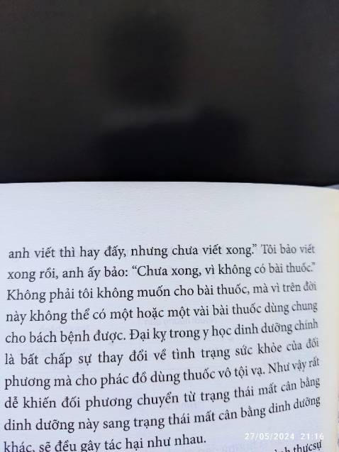 Nội dung sách đánh giá là thiếu thực tiễn, không có tính ứng dụng. Viết rất chung chung, chính tác giả còn thừa nhận là không có bài thuốc nào hết. Nếu bạn muốn tìm cuốn sách có thể áp dụng thì tốt nhất đừng mua vì tác giả viết chung chung. Tác giả tập trung nhiều vào phần gan, tuy nhiên vẫn không có hướng dẫn ăn uống nào hết. Đọc 3/4 sách xong bỏ. Nội dung sách đánh giá là thiếu thực tiễn, không có tính ứng dụng. Viết rất chung chung, chính tác giả còn thừa nhận là không có bài thuốc nào hết. Nếu bạn muốn tìm cuốn sách có thể áp dụng thì tốt nhất đừng mua vì tác giả viết chung chung. Tác giả tập trung nhiều vào phần gan, tuy nhiên vẫn không có hướng dẫn ăn uống nào hết. Đọc 3/4 sách xong bỏ.