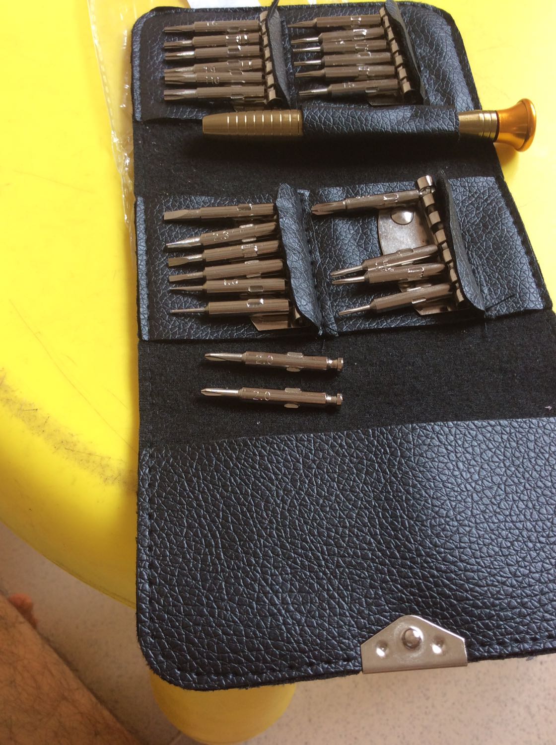 Sản phẩm tốt, giống mô tả. Nhưng vấn đề là nhà bán hàng không kiểm tra hàng trước khi giao để sản phẩm trùng nhau ( 2 vít bake kích thước 2.0 ) làm bộ sản phẩm thiếu cây 2.5