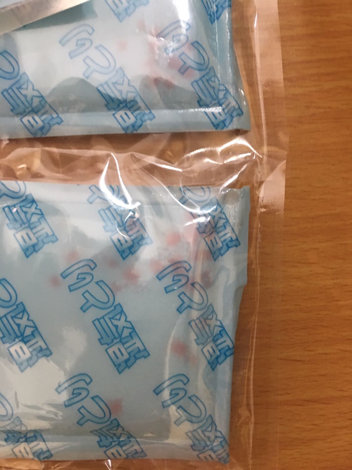 Hi ad. Mình mới nhận hàng hôm nay. Xé hộp ra thấy gói hút ẩm đã chuyển màu đỏ, mặc dầu là vẫn trong túi nilon. Nhờ ad giải thích giúp