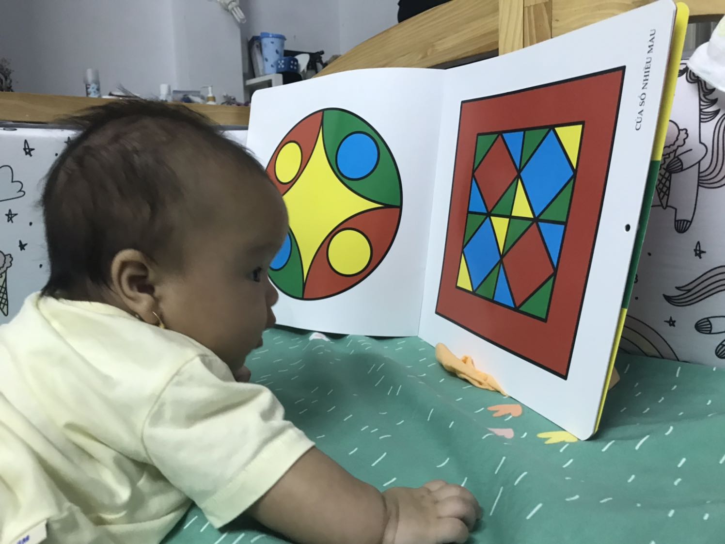 Bé thích quan sát màu sắc sặc sỡ lắm. Sách in màu rõ ràng, có hướng dẫn ba mẹ dạy bé quan sát theo từng độ tuổi nữa