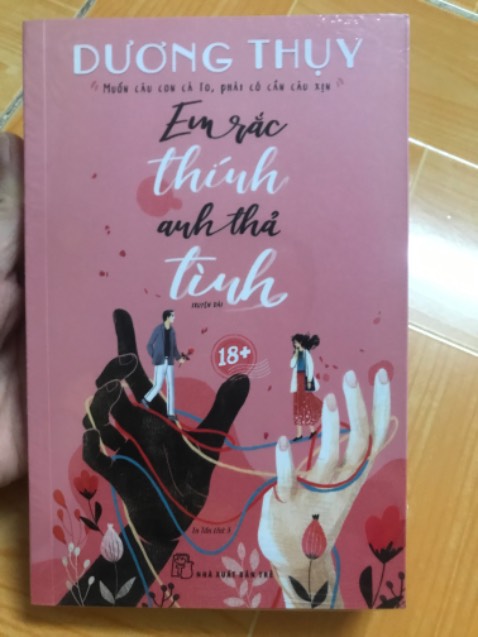 Sách có seal nhưng đóng gói ko kỹ ( ko có bọc chống sốc), giao hàng trễ hơn dự kiến nhưng vì shop có bảo là do bên tiki lấy hàng trễ vs lại shop cũng rep tn nhiệt tình nên là vẫn cho 5 sao
Mới đọc lứơt qua thì nd truyện xoay quanh mặt tình duc nhiều, nhưng đọc rv thì 18+ ở đây ko phải tả cảnh ấy đâu mà là cách nói chuyện xoay quanh vấn đề ấy thôi. 
À có bookmark dễ thương lắm. Đây là cuốn truyện có bìa và bookmark dth và hợp gu mình như v