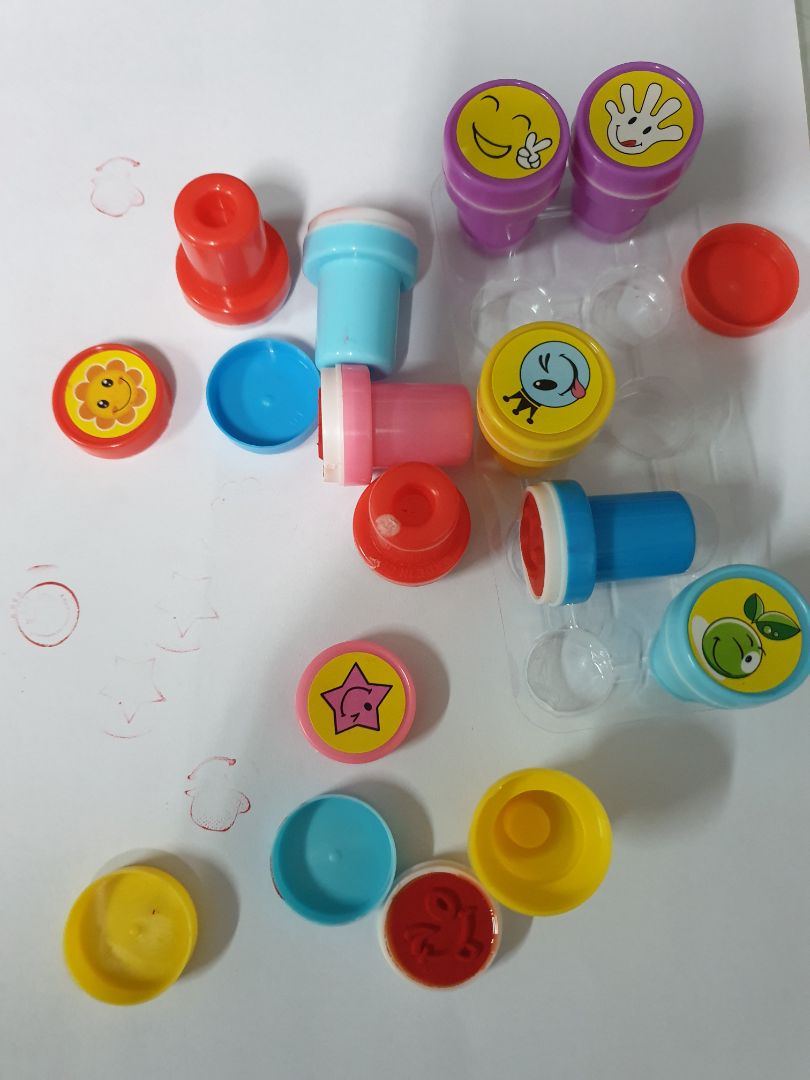 con dấu mực đã khô. đóng không được. mặt dấu với núm cầm lỏng lẻo rút ra thử đã thấy rơi rụng ra rồi