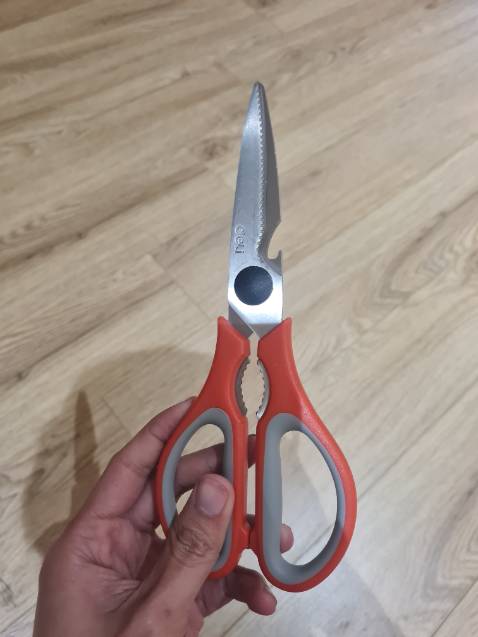 Đóng gói cẩn thận, giao hàng nhanh. Kéo sắc, vị trí ngón cái cầm chưa thoải mái lắm. Liên kết giữa 2 kéo là loại chốt, cũng tiện nhưng thỉnh thoảng lúc rửa bị tuột