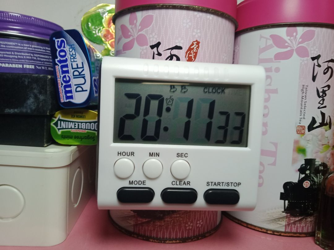 OK good chop! Đồng hồ có 3 tính năng 1 là hiển thị giờ 24h/ngày, 2 là chức năng bấm giờ đếm ngược tùy chỉnh, 3 là chức năng báo thức rất ok đồng hồ có thể báo thức 2 điểm thời gian tùy chỉnh khác nhau trên 1 ngày và bạn cũng có quyền chỉ sử dụng 1 hoặc 2 báo thức hay ko sử dụng báo thức đều được. Đồng hồ được trang bị 1 móc treo, một kệ đở và 1 thanh nam châm gấp gọn rất tiện lợi có thể đặt hay treo ở nhiều nơi khác nhau. Rất tiện lợi khi mang theo bên mình phục vụ cho công việc và học tập rất tốt. Mà các bạn lưu ý là phải tự mua pin nghe shop ko có tặng kèm pin đâu ??