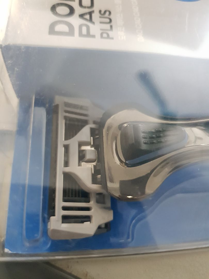 Cạo khá êm, êm hơn Gillette Mach 3 mình đang sử dụng. Thiết kế dao cạo trông mạnh mẽ, xịn xò