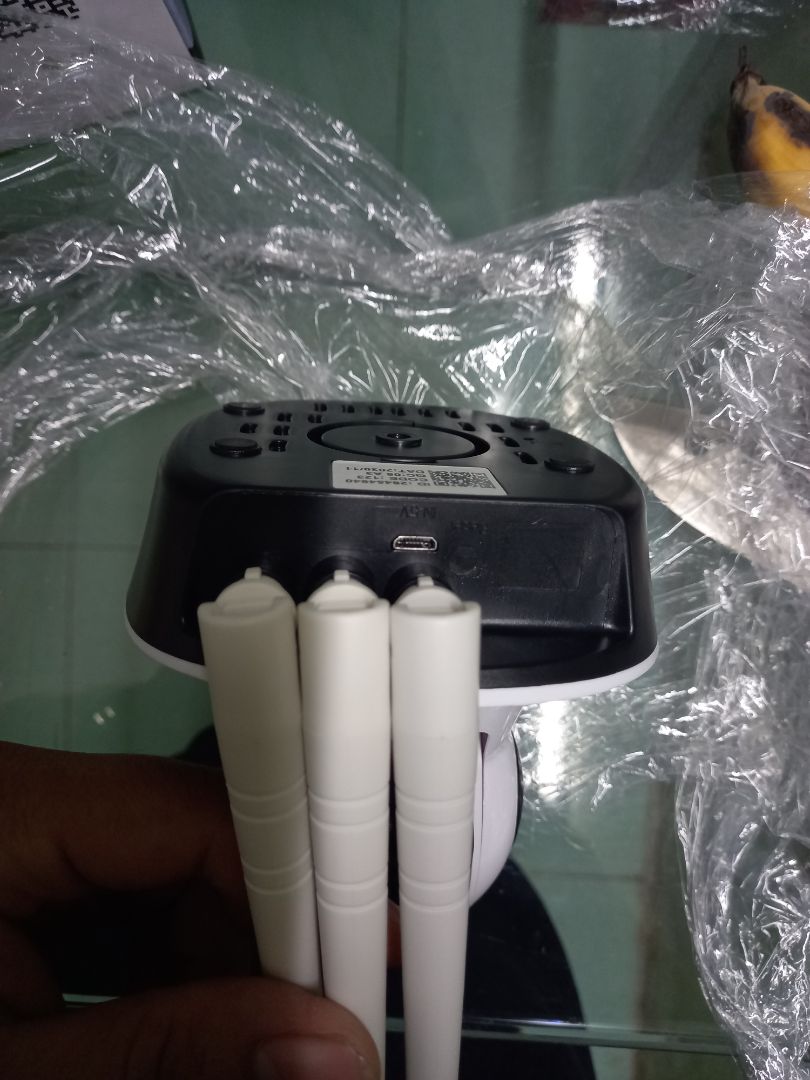 sản phẩm được tiki đổi lần 2, nhưng lag sản phẩm cũ, sản phẩm không có nguồn gốc không thương hiệu, phần dây cắm nguồn và anten quá sát nhau, khi cắm điện camera tự động quay ngược ra sau đứng yên soi vào 3 râu, quay ra lại quay vào, kết nối không kết nối được, đã nhấn thử nút reset thì có đến 3 chỗ reset nhưng chỉ có 1 cái ở trên đầu, reset rồi vẫn không kết nối được. đề nghị tiki thu hồi sản phẩm hoàn tiền hoặc cho mình mua của hàng chính hãng. hàng này là hàng nhái vớ vẩn, tiki bán hàng vớ vẩn.