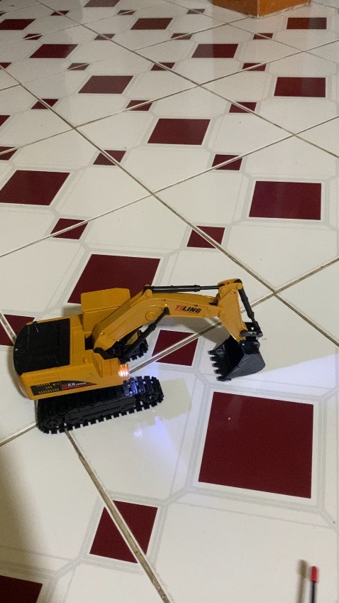 Chất lượng rất tốt so với giá. Bé nhà mình rất thích. Xe đi chuyển trước sau trái phải, có thể điều khiển cần múc rất linh hoạt.
Pin xe có thể sạc, chơi khá lâu.
Có công tắc ở phía dưới xe nha mọi người. 
 10 điểm.