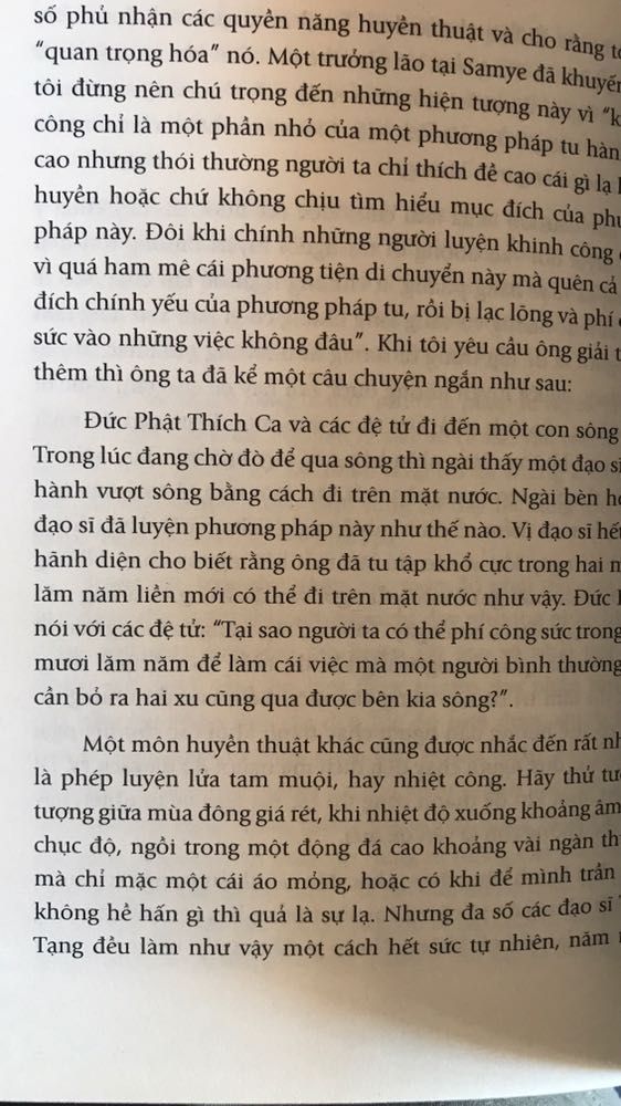 Sách rất hay. Đọc cuốn Đường xa nắng mới của Ng Tường Bách xong đến cuốn này rất hợp. Văn phong khoa học, mạch lạc. Nhiều ng cứ nói NP phóng tác nên không đáng tin. Còn mình thì thấy rằng đọc sách Tâm linh cần phải tác tư tưởng khoa học ra hoặc tự trải nghiệm đi sâu vào tìm hiểu bản thân mình trước. Chứ đừng ôm vào đọc như nhồi kiến thức. Vì chẳng có kiến thức Tâm linh nào cần phải nhồi vào đầu cả. Điều thích ở cách tác giả phóng tác là làm cho nội dung được liền mạch, dễ tiếp thu, dễ hiểu như ngụ ngôn. Ngôn ngữ mạch lạc, dùng từ chuẩn xác, khéo và đủ như một tác giả kiếm hiệp (do nói về Tây Tạng và Mông Cổ) vừa như một bậc Thiền giả. Càng về cuối sách càng hay và ước chi chủ đề Tây Tạng này được NP tiếp tục nghiên cứu và ra mắt tiếp 1 cuốn sách mới. Trước mắt thì mình sẽ đọc tiếp sách của Đạt Lai Lạt Ma. Hoặc nếu có 1 cuốn sách đào sâu về diễn giải các bài chú như đoạn nói về Om Padme Mani Hum thì sẽ rất trân trọng. Mình k phải Phật tử, nên cuốn sách này vừa đủ cho một người ở Tôn giáo khác tìm hiểu Phật giáo Tây Tạng. Một số cuốn khác của các Thiền sư Tây Tạng viết mình vẫn thấy hơi khó đọc, tức là đúng như trong cuốn này nói, con đường tu học cho bản thân đòi hỏi rất nhiều nỗ lực. Hai cuốn trước mình đã đọc là Cách mạng tâm thức và Thiền chữa lành tâm và thân đều của tác giả Tây Tạng. Và những đầu sách này khi dịch lại từ Tiếng Anh, thực sự không phải chỗ nào cũng xuôi, cũng dễ đọc, dễ hiểu. Cám ơn bác NP vô cùng nhiều!