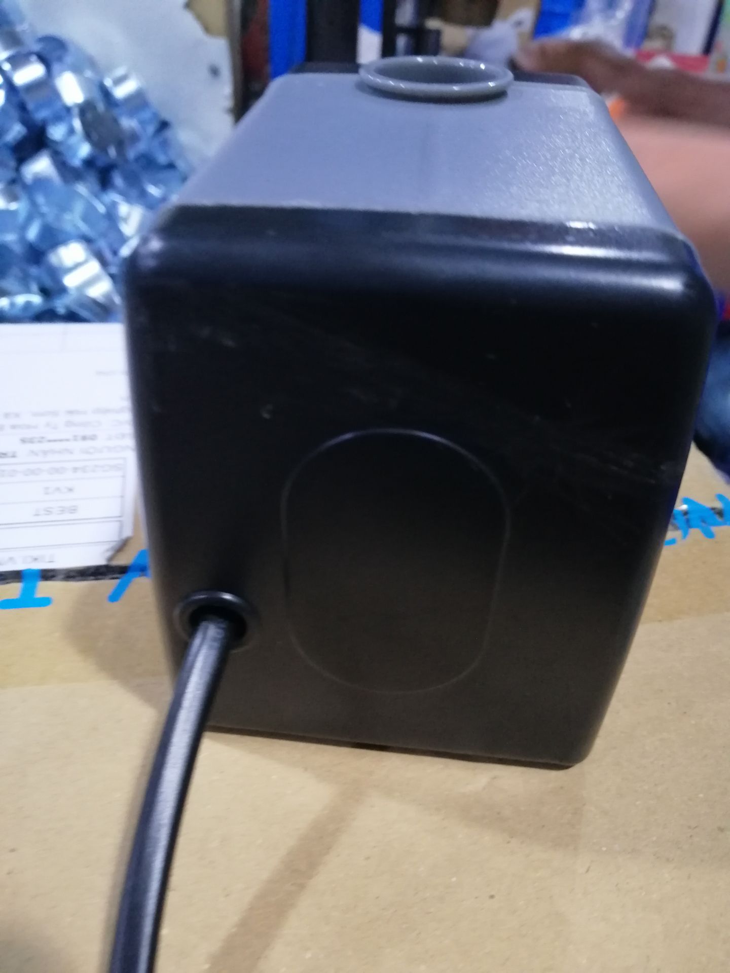 Ae nên tránh xa shop này sản phẩm mới mà dáng keo trầy xước như thế này