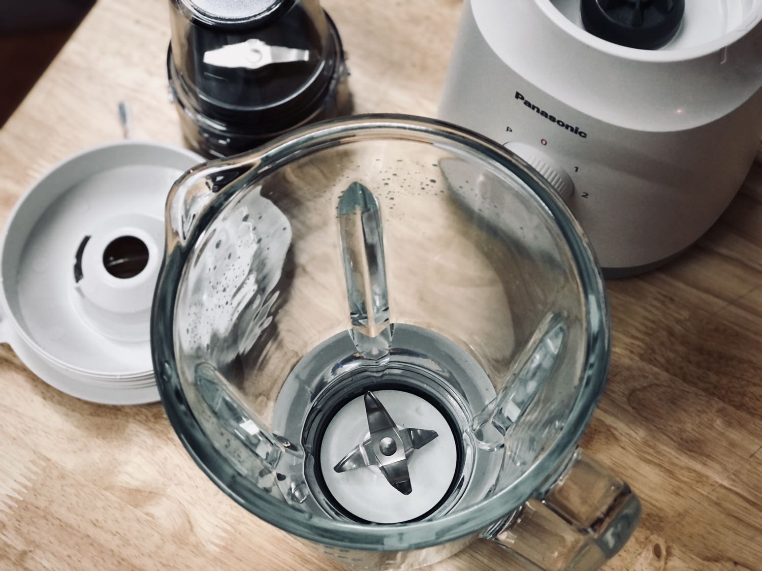 Rất hài lòng với sản phầm này của Panasonic. Kiểu dáng trang nhã, thiết kế tối giản. Mẹ tôi rất thích vì nó dễ điều khiển như tăng giảm quạt. Công suất 290-300W không phải quá mạnh nhưng bù lại có cối xay thuỷ tinh rất đẹp, sạch sẽ. Dùng vào nhu cầu cơ bản được. Cảm ơn Quý công ty.