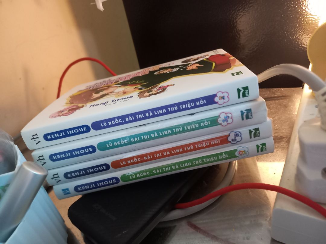 quyển này mặc dù còn bọc nhưng bên trong bookcard để giữa sách và có thêm một tờ giấy kẹp vài nên chắc bị bóc rồi