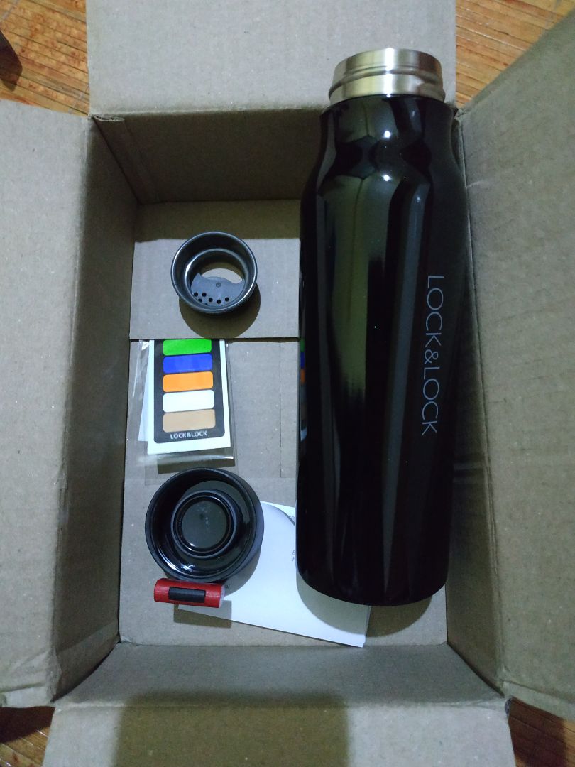 Giao hàng nhanh, bạn mình đặt hôm 30/7, 31/7 đã có hàng rồi. A shipper mùa dịch nhưng vẫn cute lắm. 
Bình chuẩn, khổng trầy, không méo mó, lắp nhựa mùi nhẹ, ngâm nước ấm đã hết. Chưa sd nhưng thời gian sau sẽ quay lại đánh giá chất lượng.
Được tặng thêm stick dán tên và hdsd bằng tiếng trung. 
Sản phẩm được cung cấp bới TikiTrading nên cũng an tâm về chất lượng