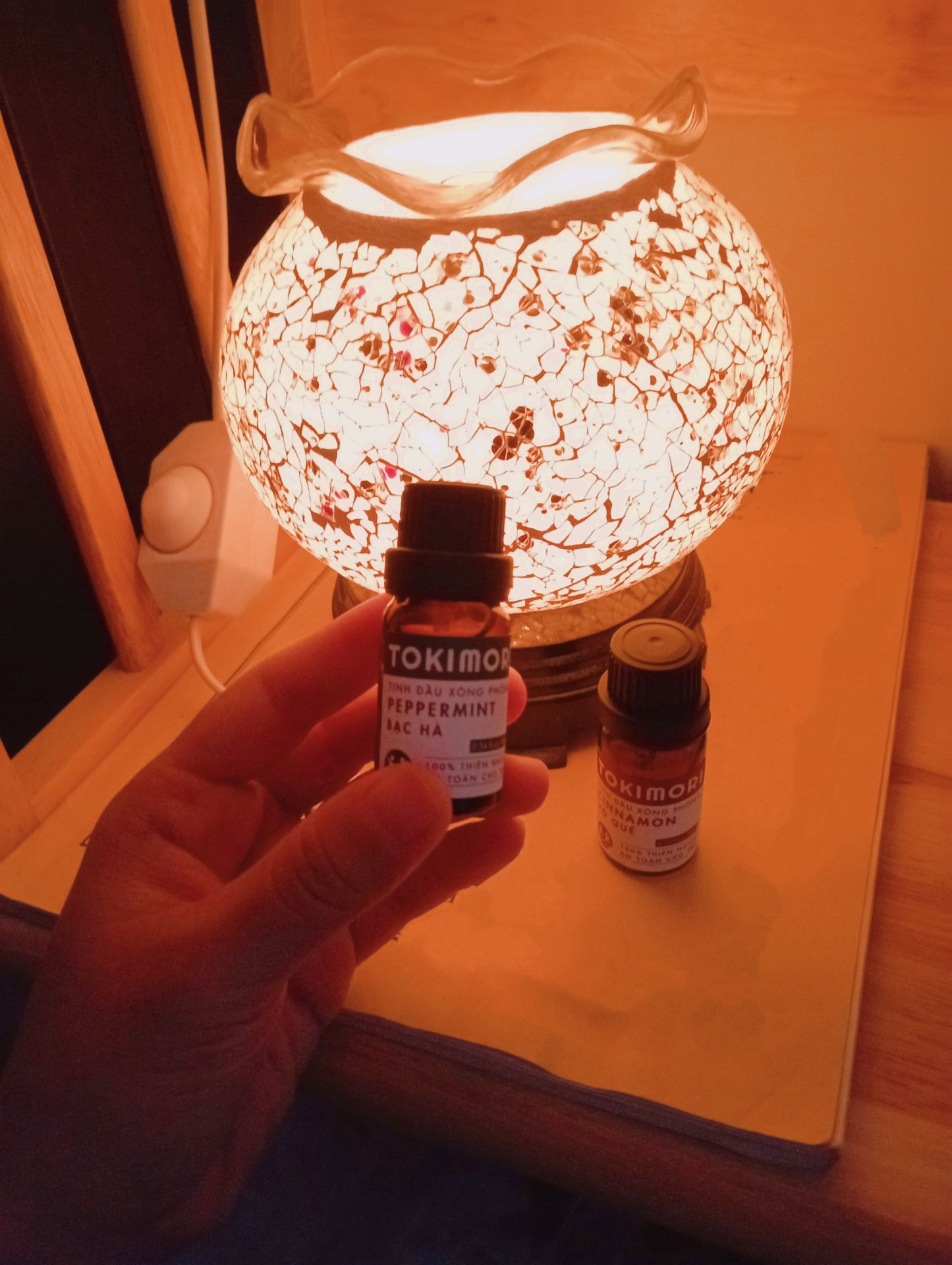 Sản phẩm nhỏ nhỏ xinh xinh dùng rất là tiện cho những ai thích thử nghiệm nhiều mùi hương khác nhau. Bên trong hộp có tờ giới thiệu và hướng dẫn mix mùi khá là mới lạ. Mình mix thử vỏ quế và bạc hà được mùi hương khá đặc biệt, vừa ấm vừa có hơi the mát, đáng để trải nghiệm