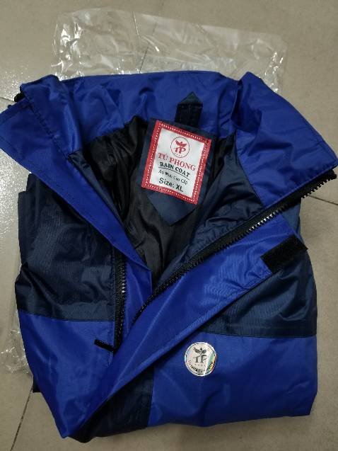 áo mưa bộ 2 lớp PU cao cấp xuất khẩu chất liệu áo mưa PU cao cấp nhập khẩu Hàn Quốc chống thấm với 2 lớp vải chống thấm nước với đường may chắc chắn được ép chống thấm tuyệt đối. Chất liệu vải an toàn thân thiện môi trường mềm không bị cứng vỡ khi sử dụng như các chất liệu thông thường khác.

- Phần dưới áo có dây chít eo rất tiện dụng và rất thời trang

- 2 bên nách và phần thân áo có lỗ thông hơi thoáng khí

- Phụ kiện khóa hãng YKK siêu bền, cúc nhập khẩu cao cấp

- Quần và áo 2 lớp vải đều chống thấm nước

- Mặc thoải mái khi đi trời mưa, giữ ấm, thoáng khí

- Chất liệu siêu đẹp đảm bảo Quý khách rất ưng khi sử dụng

--------------------------

Shop gửi hàng của Tú Phong chứ không phải hàng nhập khẩu Hàn Quốc như mô tả trên tiki.
Size order XXL lại gửi size XL, khóa kéo là loại thường chứ không phải YKK.
Đề nghị trả lại hàng cho Shop.

Xin cảm ơn.