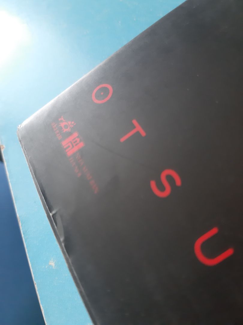 Tiki đóng gói ẩu cực kì , đây là lần đầu mình mua sách ở Tiki nhưng quá là thất vọng , sau này mình sẽ hạn chế mua sách ở Tiki.
Đóng gói kiểu gì mà chỉ có 1 thùng carton ở ngoài thôi , không có chống sốc gì hết nên sách mới bị gãy góc , lỗi (như ảnh) vậy thôi.
Ngoài nhưng vấn đề đó ra thì sách cũng không được bảo quản tốt nữa , cũ , trầy xước bìa 
Đang dịch nên mình bỏ qua việc ship hàng lâu hơn tháng 1 nên 1* là dành cho chất lượng sách và cách đóng gói hàng của Tiki.