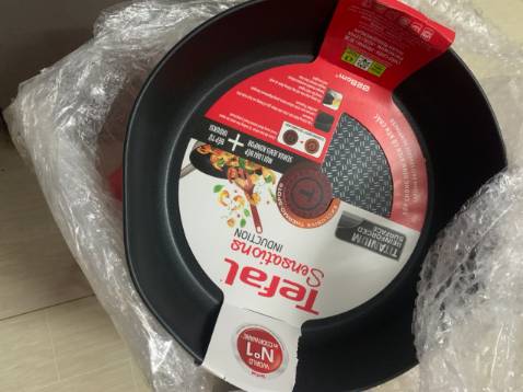 Chảo khá dày dặn, cầm nặng tay. 
Tuy nhiên gói hàng không kỹ, không có hộp chỉ đóng bằng nilong. Mở ra chảo bị móp như hình, tay cầm của chảo bị lung lay.
Đã gửi phản hồi đổi trả hàng cho tiki, đề nghị xử lý trả hàng, đã máy ngày gửi đề nghị mà chưa thấy nhân viên liên hệ lại
Trước khi mua cũng đọc comment của mọi người về tình trạng chảo bị móp, tưởng shop sẽ khắc phục ai dè, quá thất vọng