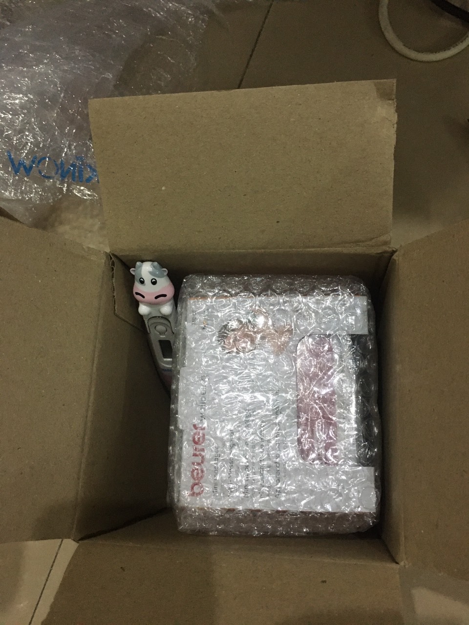 Máy nhỏ, cầm vừa tay. Tuy không đã như máy cắm điện nhưng mang theo rất thuận tiện. Mình bỏ luôn trong balo, đi đâu mỏi mỏi lại mang ra xài. Mình dùng máy này massage đầu rất thích vì không rung quá mạnh. Massage lưng thì vừa phải, nói chung là chất lượng tốt so với giá tiền