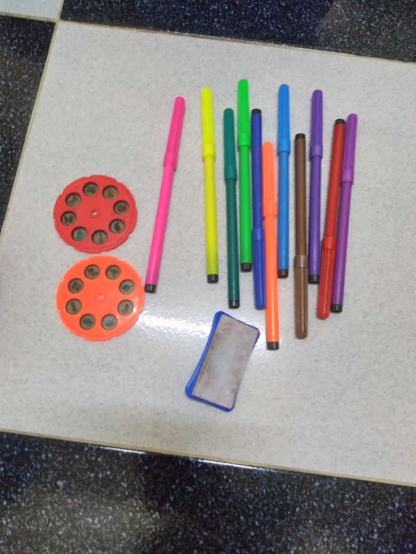 Bé nhà mình rất thích sản phẩm này. Dễ thương. Bộ đèn chiếu, màu tô, cục tẩy, thẻ hình. Nên mua cho bé chơi.