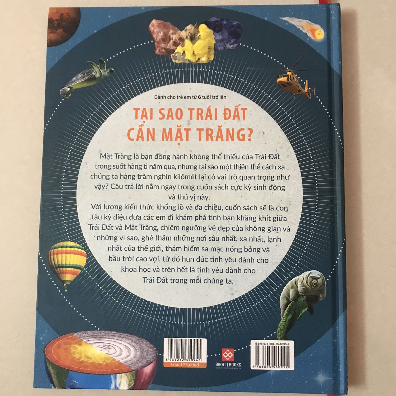 Sách rất là đẹp, bìa cứng, các chi tiết ở mặt trước được cán bóng, các trang bên trong đều được in màu. Nội dung được chia làm 5 phần: 1) Hành tinh của chúng ta, 2) Bề mặt của Trái Đất, 3) Hành tinh xanh, 4) Trên trời cao, 5) Sự sống trên Trái Đất. Có 1 chỗ hơi buồn là sợi ruy băng dài quá, lúc nhận được sách mở ra là sợi ruy băng bị gấp thành từng khúc nhỏ trông không đẹp lắm.