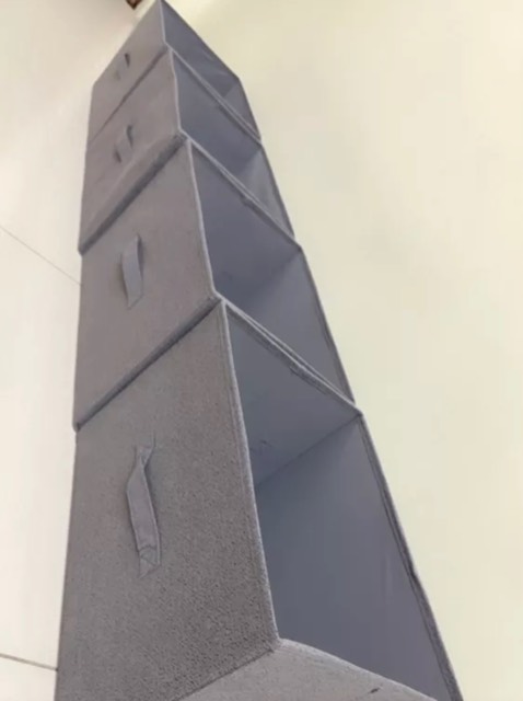 Cả 2 màu xám và kem rất đẹp. Minhg mua cả 2 màu luôn, nhưng thích màu kem hơn á. Trời mua nhiều quá trời hàng luôn, để đồ thoải mái, hộp đồ chứa được nhiều quần áo, mua 1 bộ bên này rẻ hơn hẳn mua lẻ bên chỗ khác. Khen nhaaaa!!!