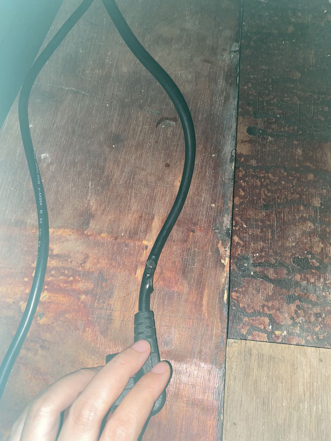 Sáng sớm dây màn hình máy tính bị nổ cái bụp, tuyệt vọng đặt tikinow ship 2 tiếng, anh shipper siêu nhanh nhẹn nhiệt tình có tầm 1 tiếng đã ship tới nơi, dây cắm phát lên luôn, xin cám ơn chủ shop và anh ship 🙏🏻