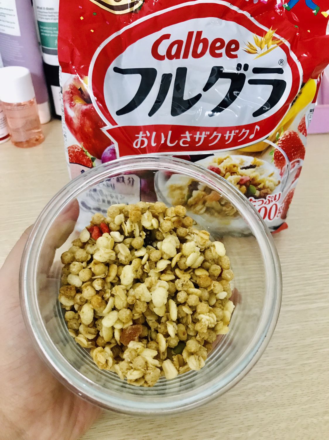 Mặc dù đang mùa dịch nhưng shop đóng gói và giao hàng rất nhanh. Mình ở Hà Nội đặt hôm trước sáng hôm sau giao luôn, mình rất bất ngờ về độ nhanh.
Gói ngũ cốc to hơn tưởng tượng của mình khá nhiều, cầm nặng tay lắm, là túi zip dễ bảo quản. Đặc biệt nó rất thơm. Dùng ăn luôn hoặc thêm sữa tươi, sữa chua hoặc sữa đậu nành ăn ngon và dễ ăn. Rất hài lòng nên mua nha mọi người!