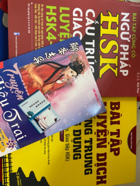 Sách hay, shop còn tặng kèm cuốn truyện liêu trai nữa cực kỳ thú vị, rất bổ ích cho việc học tiếng trung. Mình nghĩ đây là hai cuốn sách nên mua nếu bạn muốn nâng trình tiếng trung