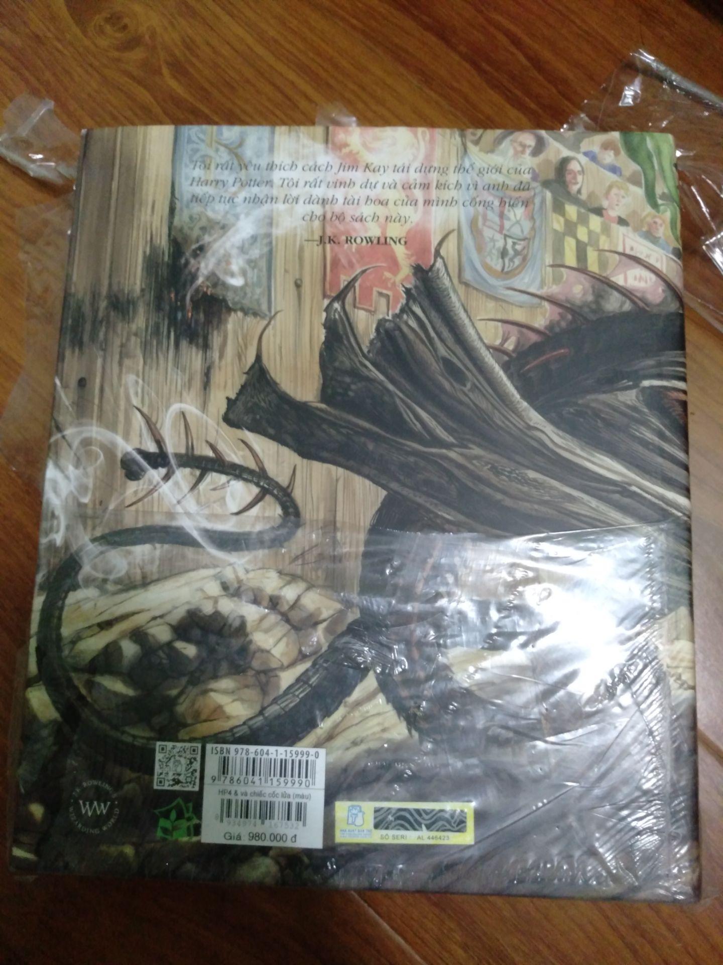 quá tệ luôn. chán không buồn nói. lần đầu tiên gửi hàng cho mình cuốn sách đã trong tình trạng ko lành lặn. gáy sách thì bị dập rồi. chờ cả tuần đổi hàng sách còn tệ hơn nữa. kiểu cố xé thêm ra cho nát hơn ý. mình là khách hàng mua rất nhiều ở tiki rồi. lần đầu tiên mua hàng mà bị tệ như vậy. mình chẳng muốn đổi hàng nữa. CHÁN!